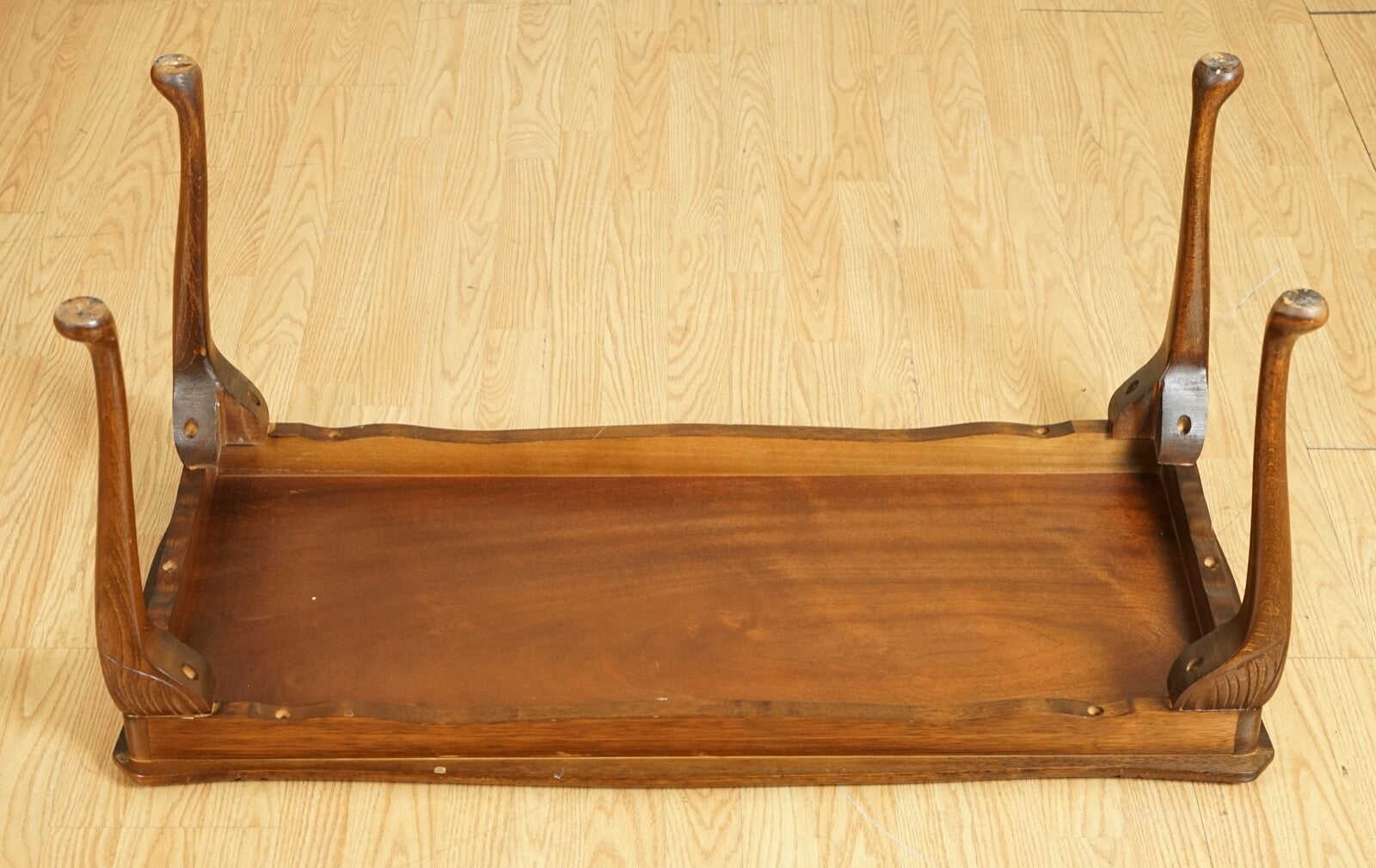 STUNNING VINTAGE BROWN LEATHER TOP COFFE TABLE WITH QUEEN ANNE LEGS