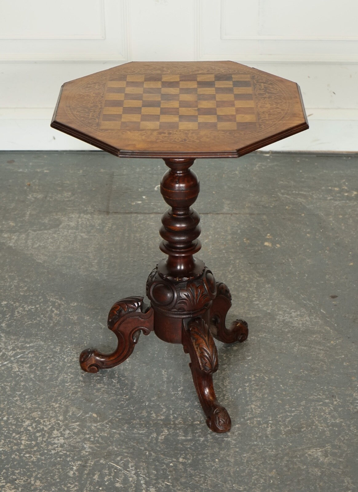 STUNNING ANTIQUE ITALIAN CHESS SIDE END LAMP TABLE WITH CARVED LEGS