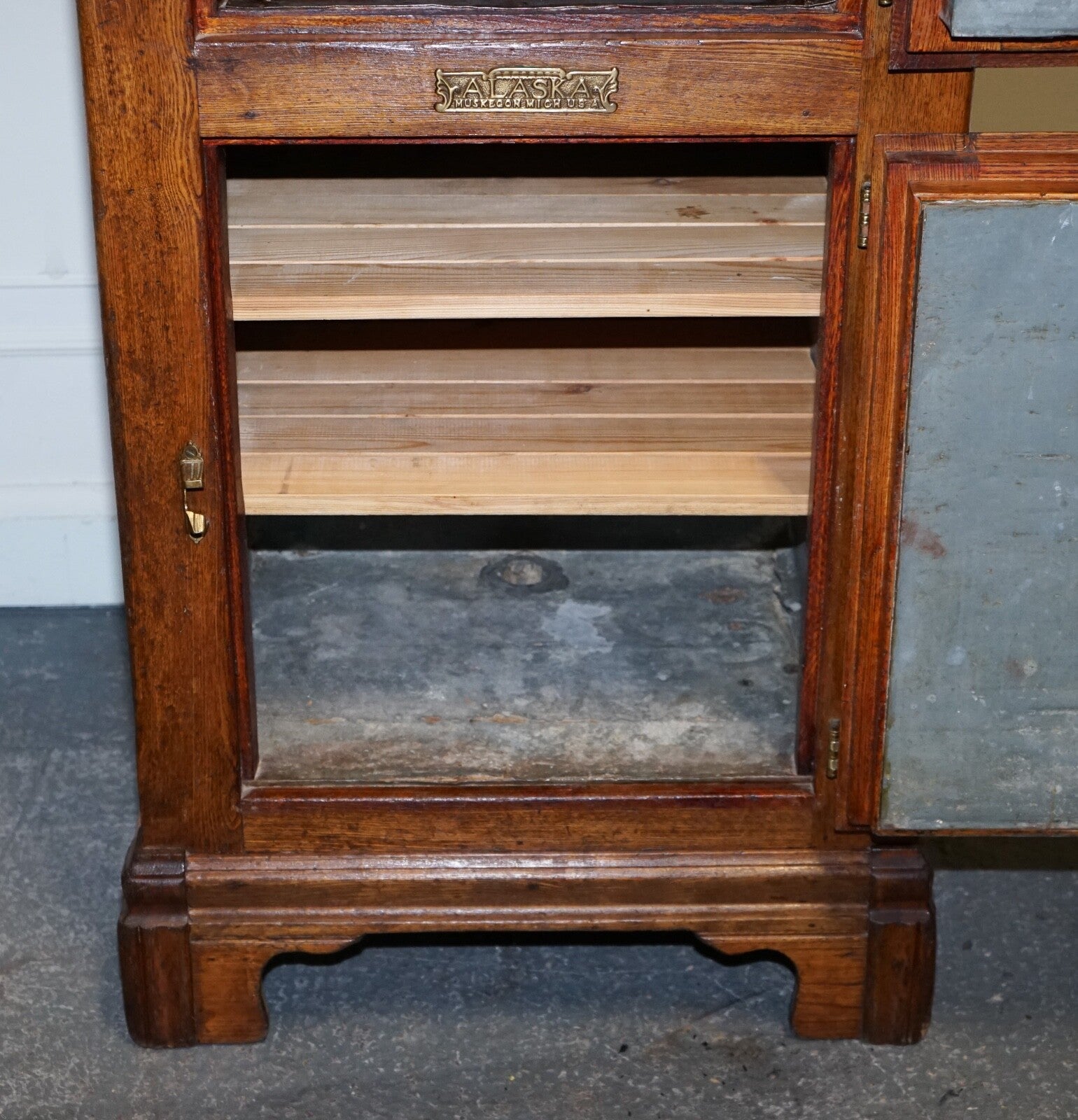 CIRCA 1900'S LARGE NORTH AMERICAN ALASKA MUSKEGON OAK LARDER ICE BOX COLLECTABLE
