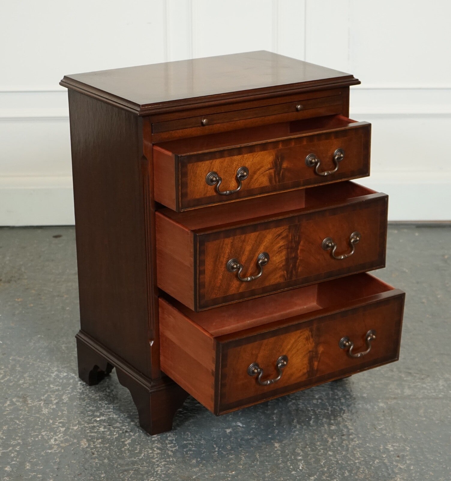 LOVELY GEORGIAN STYLE SMALL CHEST OF DRAWERS SIDE TABLE WITH BUTLER TRAY J1