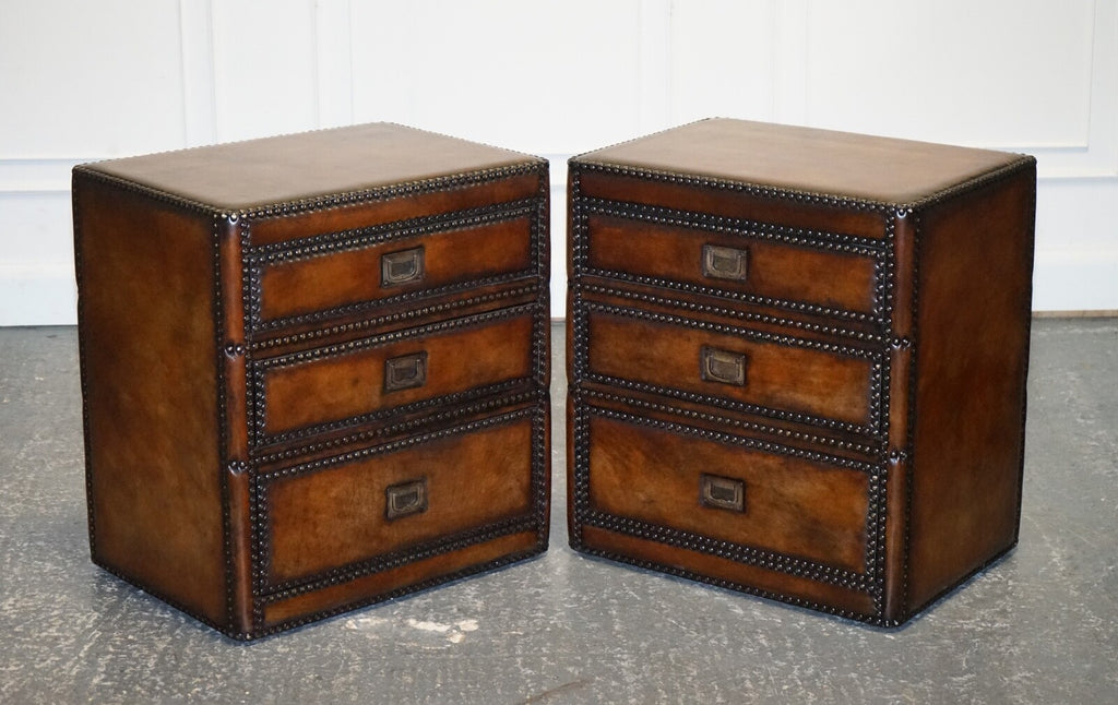 LUXURY PAIR OF RESTORED HAND DYED LEATHER MILITARY CAMPAIGN BEDSIDE NIGHTSTANDS