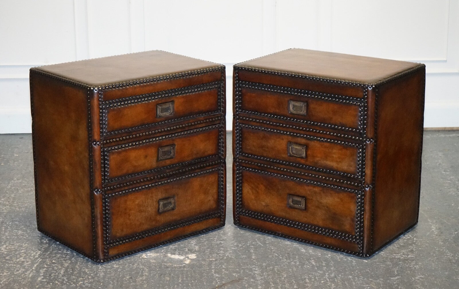 LUXURY PAIR OF RESTORED HAND DYED LEATHER MILITARY CAMPAIGN BEDSIDE NIGHTSTANDS