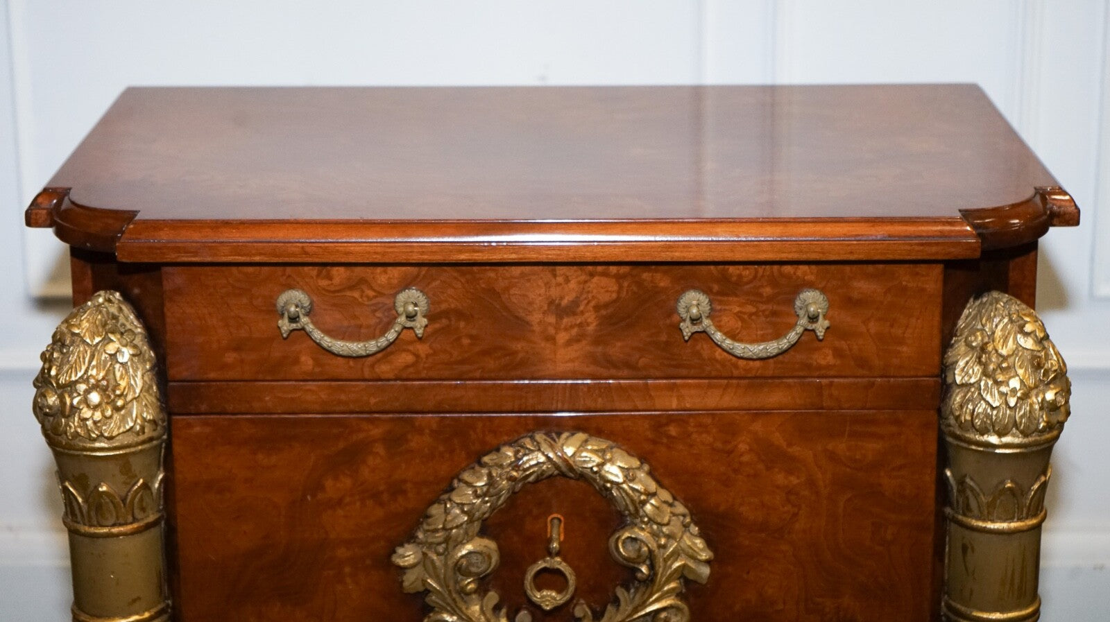 STUNNING PAIR FRENCH EMPIRE STYLE GOLD DETAILED BURR WALNUT BEDSIDES NIGHTSTANDS