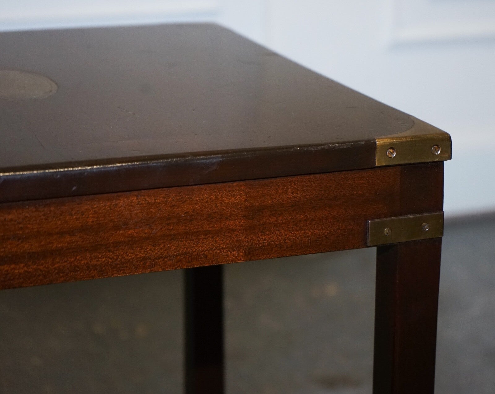 FINE ENGLISH PAIR OF BEVAN FUNNELL MILITARY CAMPAIGN NiGHTSTANDS END SIDE TABLES
