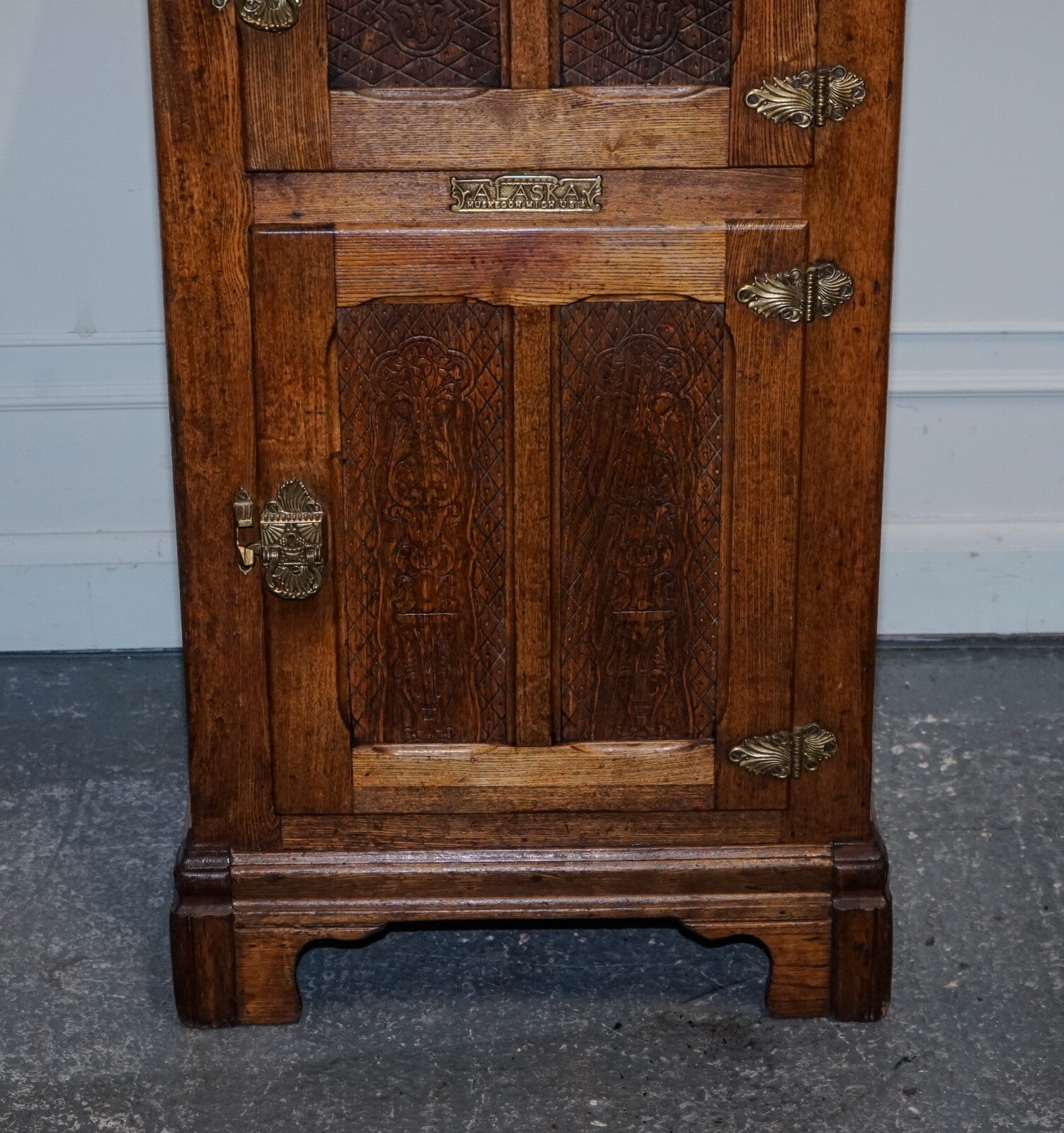 CIRCA 1900'S LARGE NORTH AMERICAN ALASKA MUSKEGON OAK LARDER ICE BOX COLLECTABLE