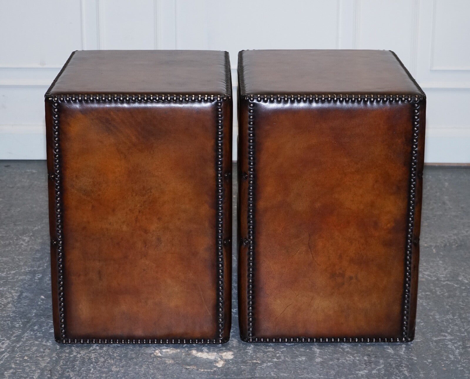 LUXURY PAIR OF RESTORED HAND DYED LEATHER MILITARY CAMPAIGN BEDSIDE NIGHTSTANDS