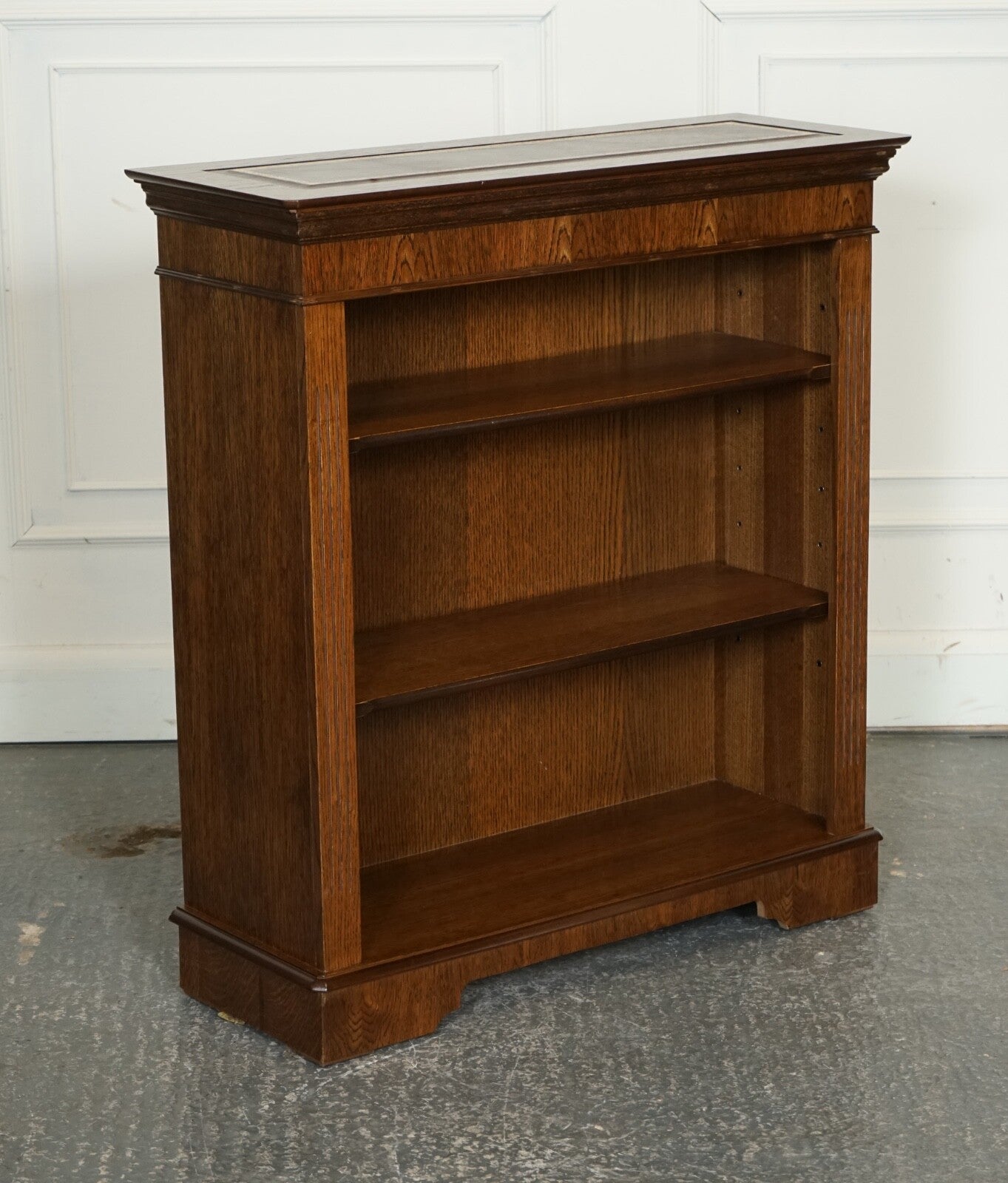 VINTAGE OAK OPEN BOOKCASE ADJUSTABLE SHELVES BROWN LEATHER TOP PART OF SUITE