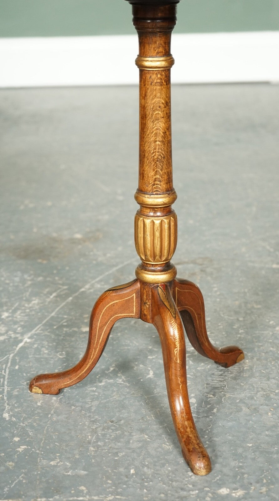VINTAGE ORIENTAL CHINOISERIE  EBONISED HAND PAINTED PEDESTAL SIDE END LAMP TABLE