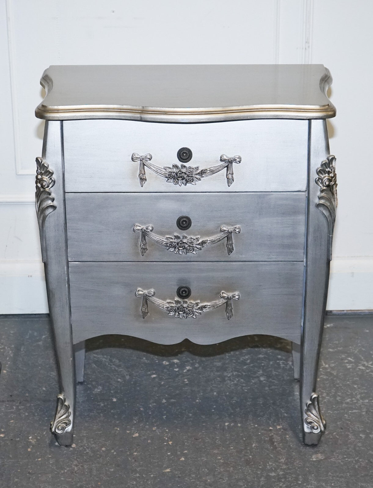 LOVELY FRENCH GREY SILVER BAROQUE STYLE 3 DRAWER BEDSIDE TABLES CHEST OF DRAWERS