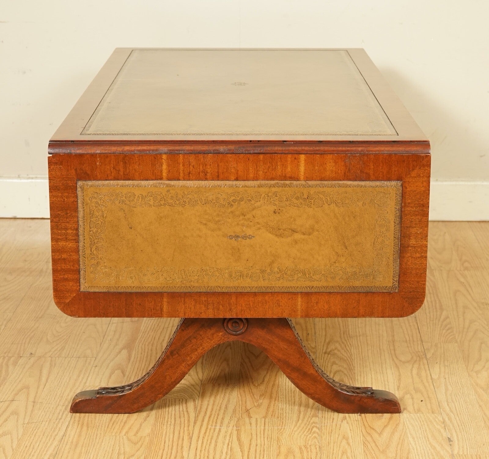 VINTAGE BEVAN FUNNELL EXTENDING MAHOGANY COFFEE TABLE WITH LEATHER TOP