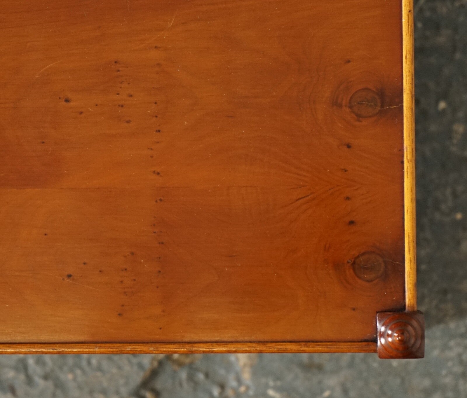 PAIR OF YEW WOOD TWO TIER GEORGIAN STYLE BEDSIDE SIDE END WINE LAMP TABLES