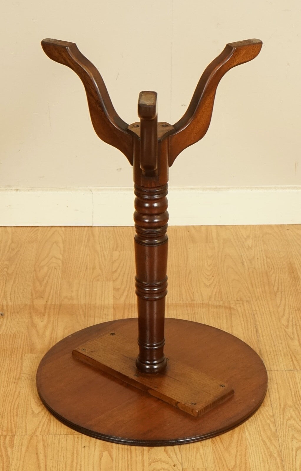 STUNNING VICTORIAN SIDE TABLE/WINE TABLE ON ELEGANT TRIPOD LEGS