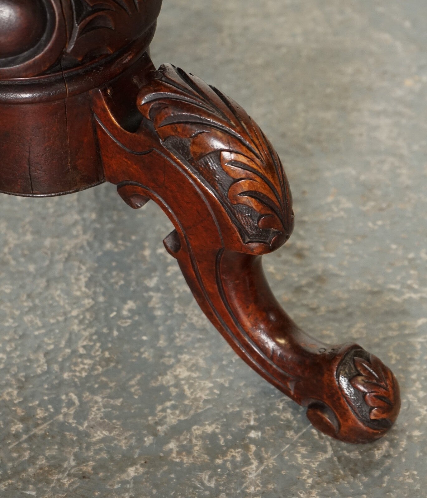 STUNNING ANTIQUE ITALIAN CHESS SIDE END LAMP TABLE WITH CARVED LEGS