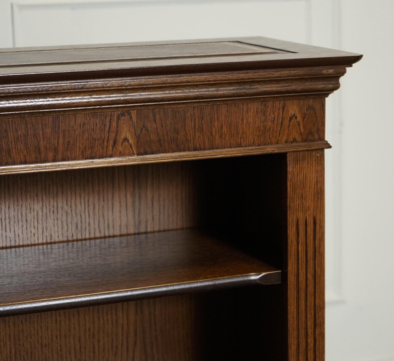 VINTAGE OAK OPEN BOOKCASE ADJUSTABLE SHELVES BROWN LEATHER TOP PART OF SUITE