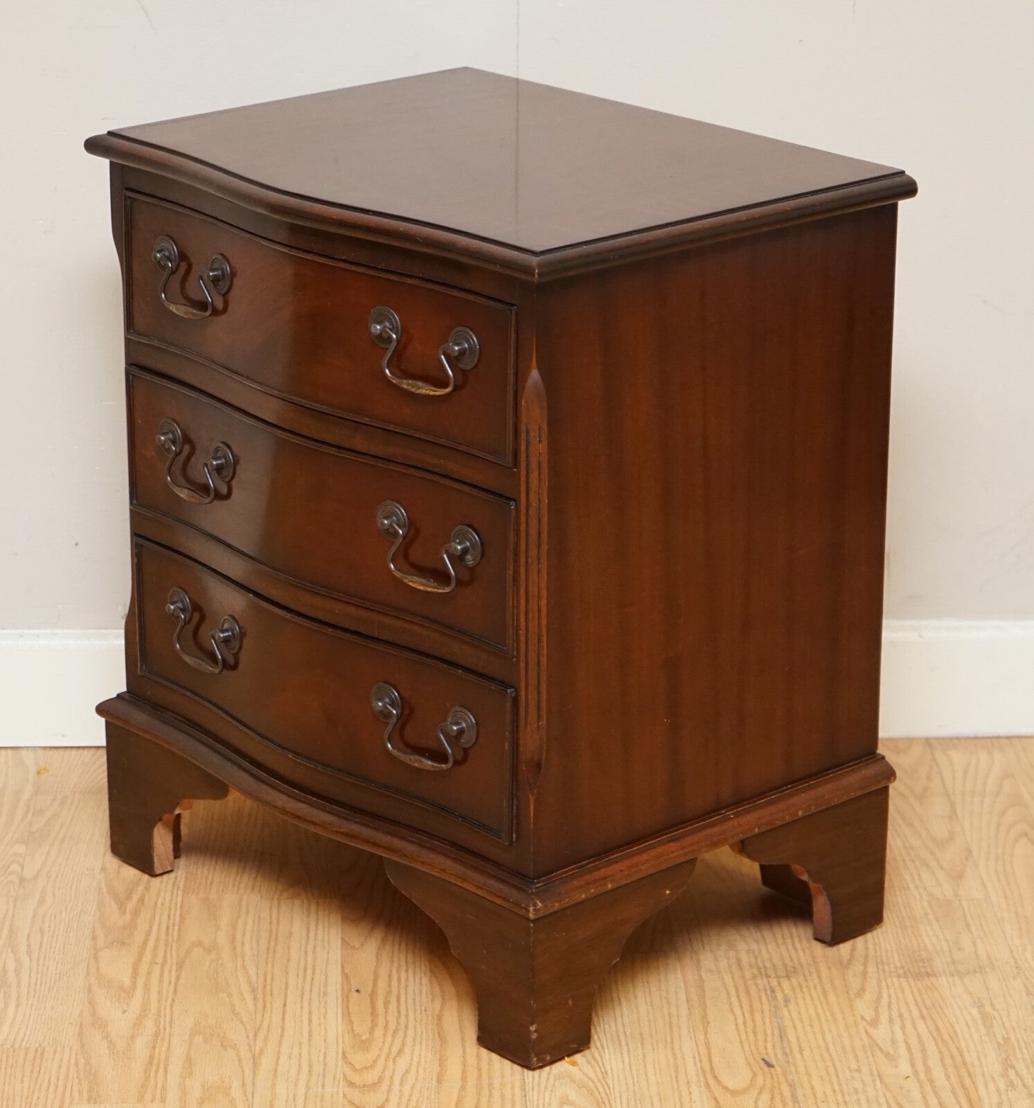 GEORGIAN STYLE MAHOGANY FLAME MAHOGANY CHEST OF DRAWERS