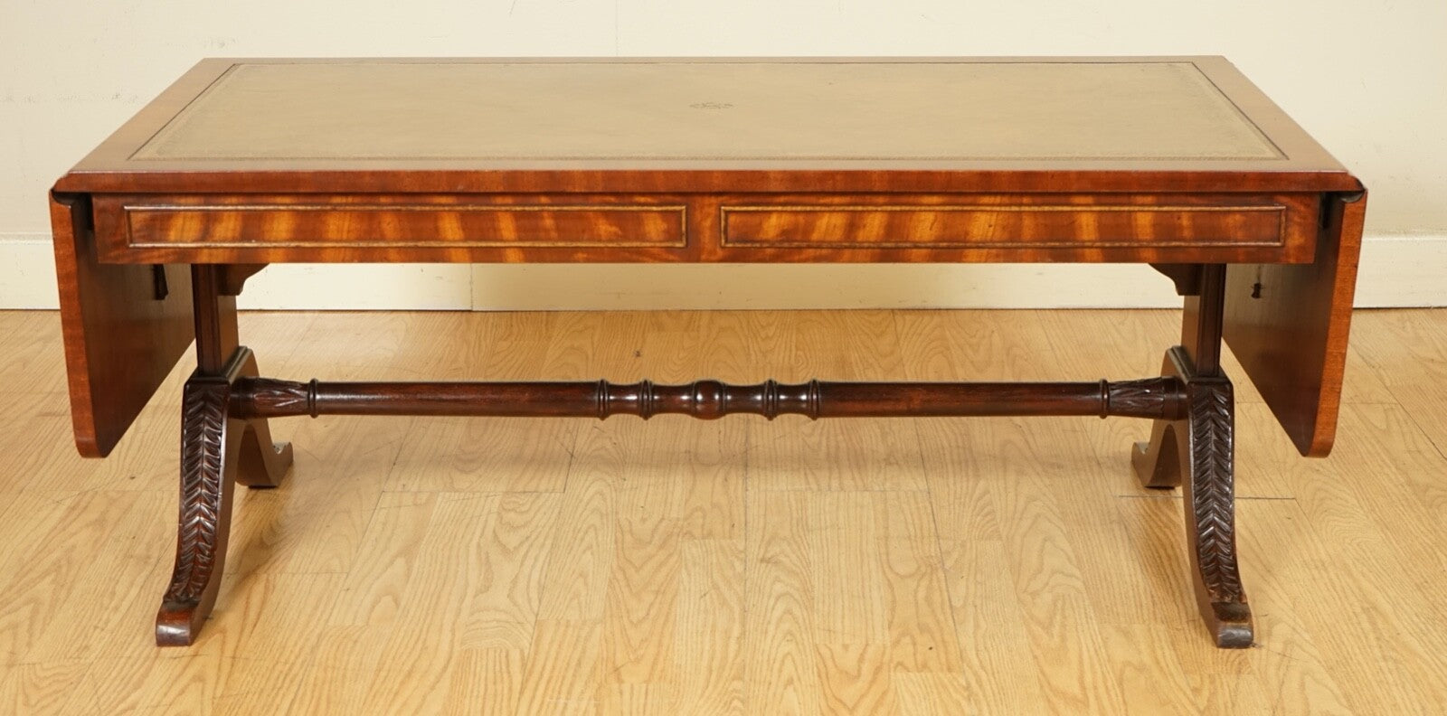 VINTAGE BEVAN FUNNELL EXTENDING MAHOGANY COFFEE TABLE WITH LEATHER TOP