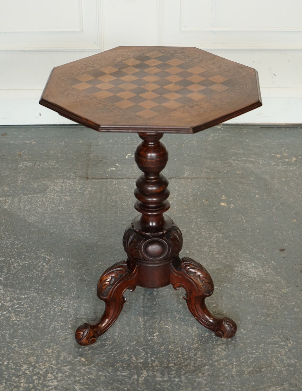 STUNNING ANTIQUE ITALIAN CHESS SIDE END LAMP TABLE WITH CARVED LEGS