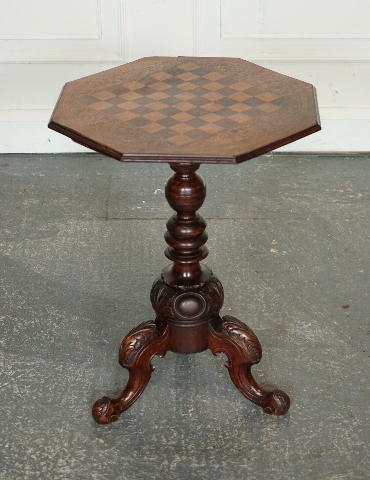 STUNNING ANTIQUE ITALIAN CHESS SIDE END LAMP TABLE WITH CARVED LEGS
