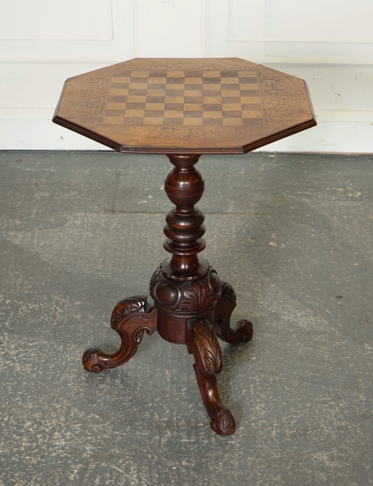 STUNNING ANTIQUE ITALIAN CHESS SIDE END LAMP TABLE WITH CARVED LEGS