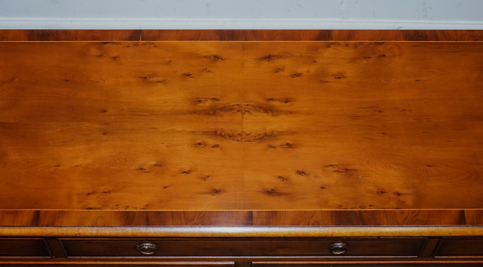 GEORGIAN STYLE H.G. HUDSON BURR WALNUT SIDEBOARD BANK OF DRAWERS QUALITY MADE