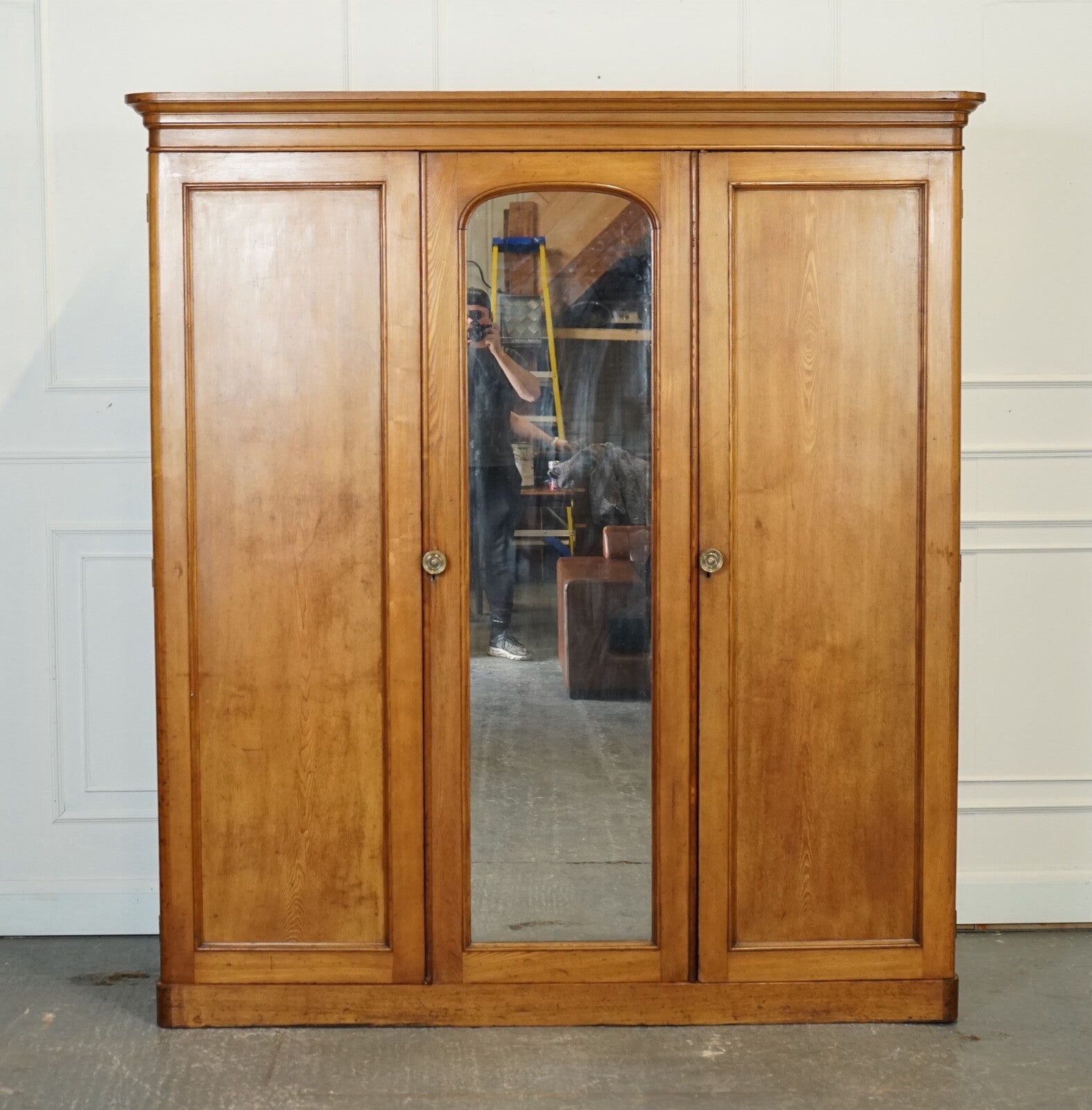 LATE ANTIQUE VICTORIAN OAK TRIPLE WARDROBE MADE BY MARSH JONES & CRIBB CIRCA1890