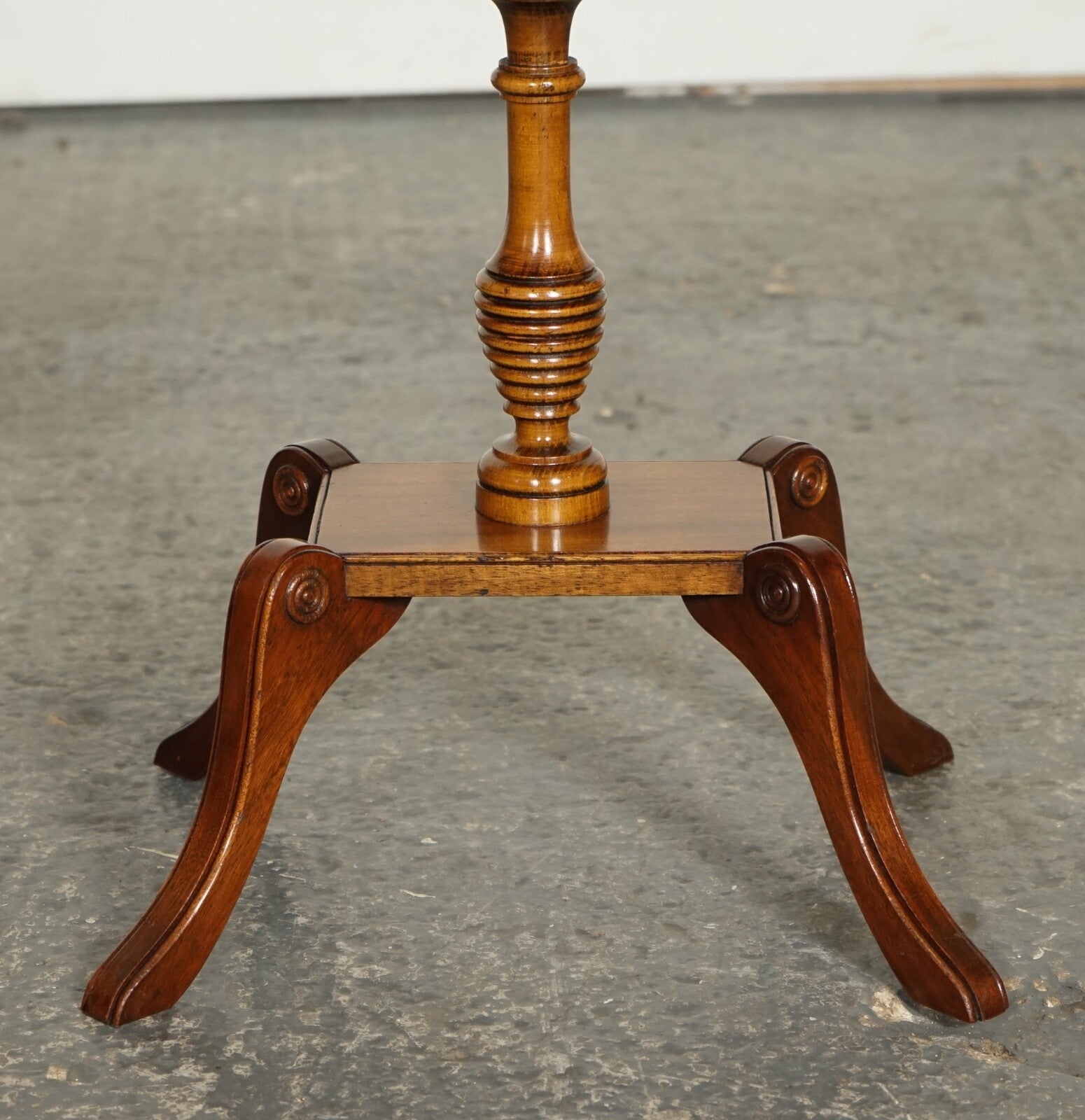 VINTAGE YEW WOOD BURGUNDY LEATHER TOP SIDE END LAMP WINE TABLE WITH PIE CRUST