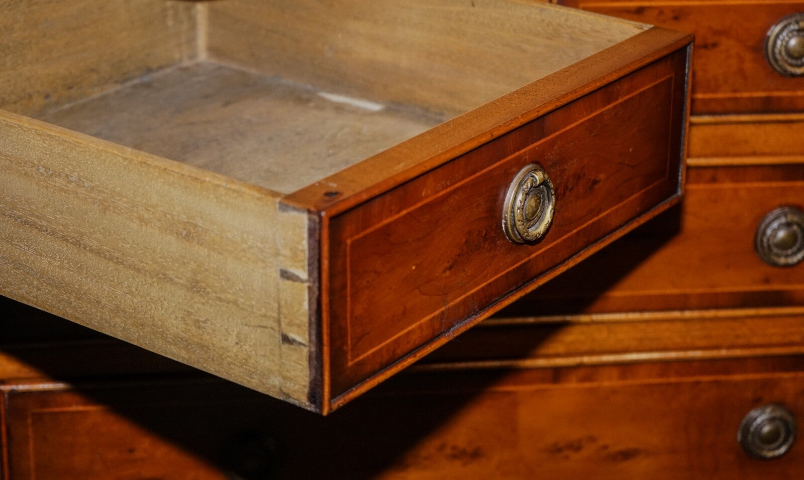 GEORGIAN STYLE H.G. HUDSON BURR WALNUT SIDEBOARD BANK OF DRAWERS QUALITY MADE
