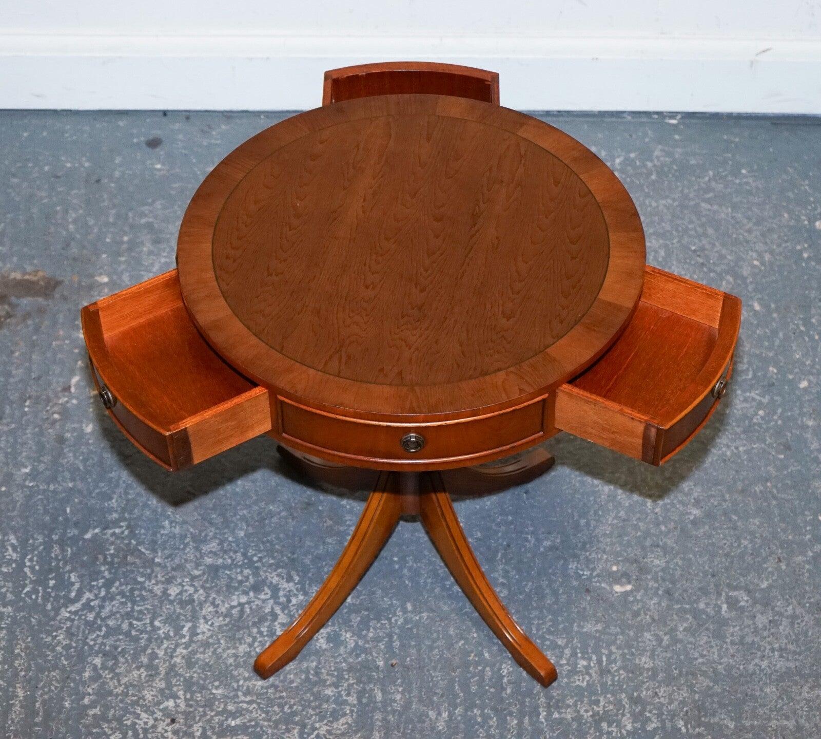VINTAGE YEW WOOD CIRCULAR DRUM END SiDE LAMP TABLE