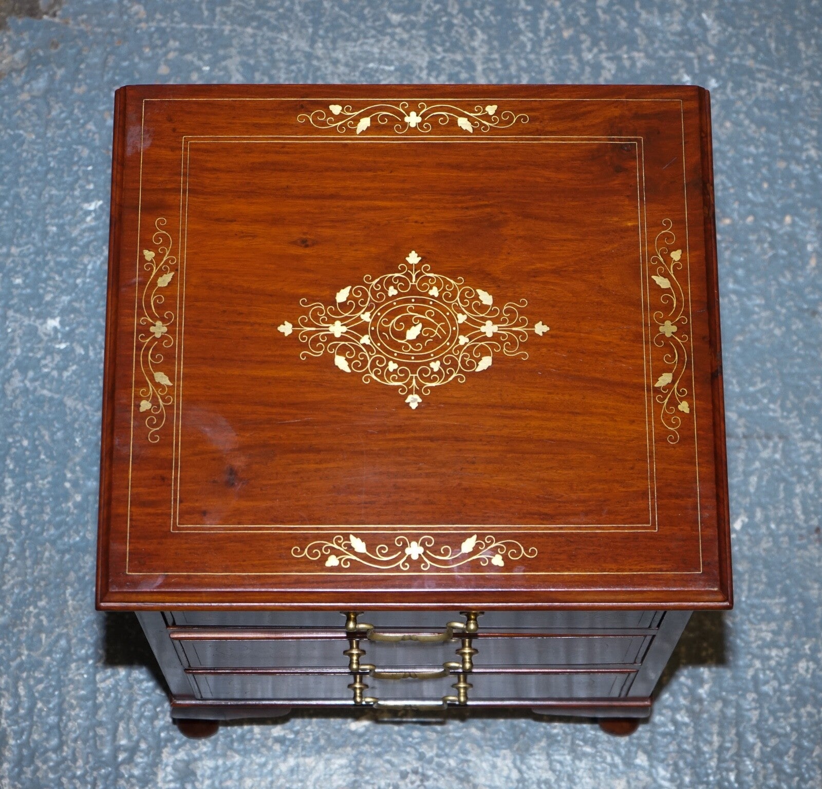 STUNNING PAIR OF BRASS INLIAD ANGLO INDIAN BEDSIDE TABLES NIGHTSTANDS
