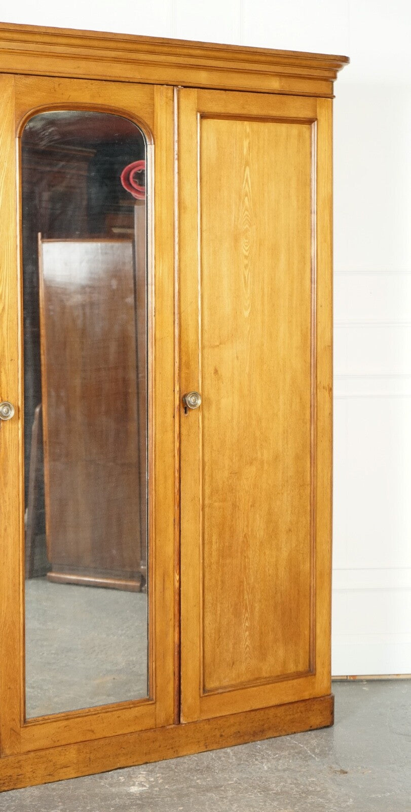 LATE ANTIQUE VICTORIAN OAK TRIPLE WARDROBE MADE BY MARSH JONES & CRIBB CIRCA1890