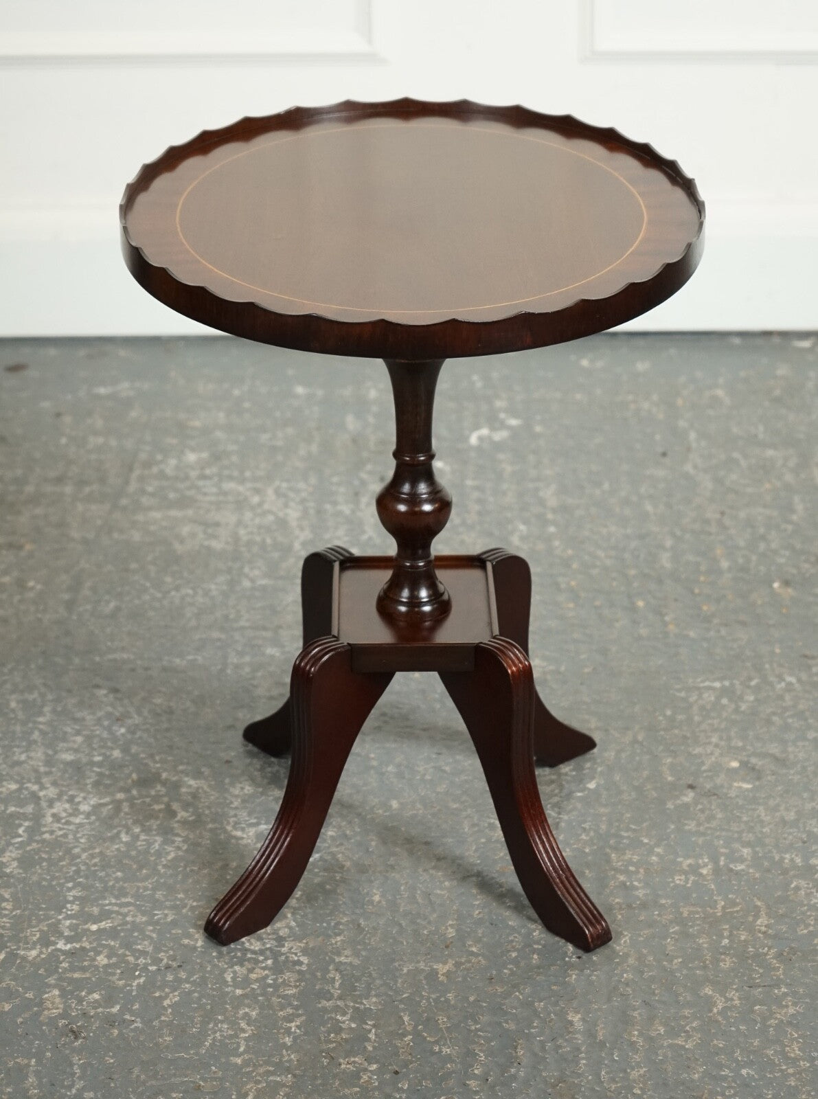 FLAMED HARDWOOD OVAL PIE CRUST SIDE END LAMP TABLE J1