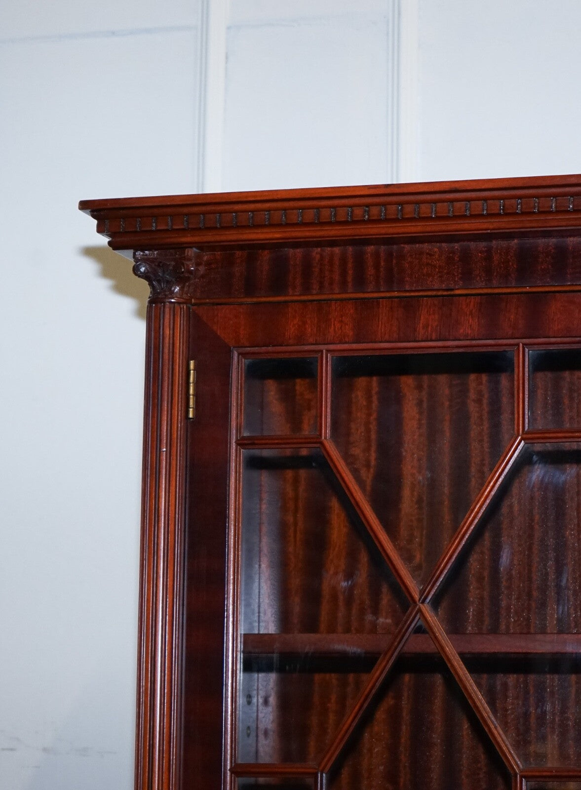 VINTAGE GEORGIAN STYLE FLAMED HARDWOOD BREAKFRONT DISPLAY CABiNET BOOKCASE
