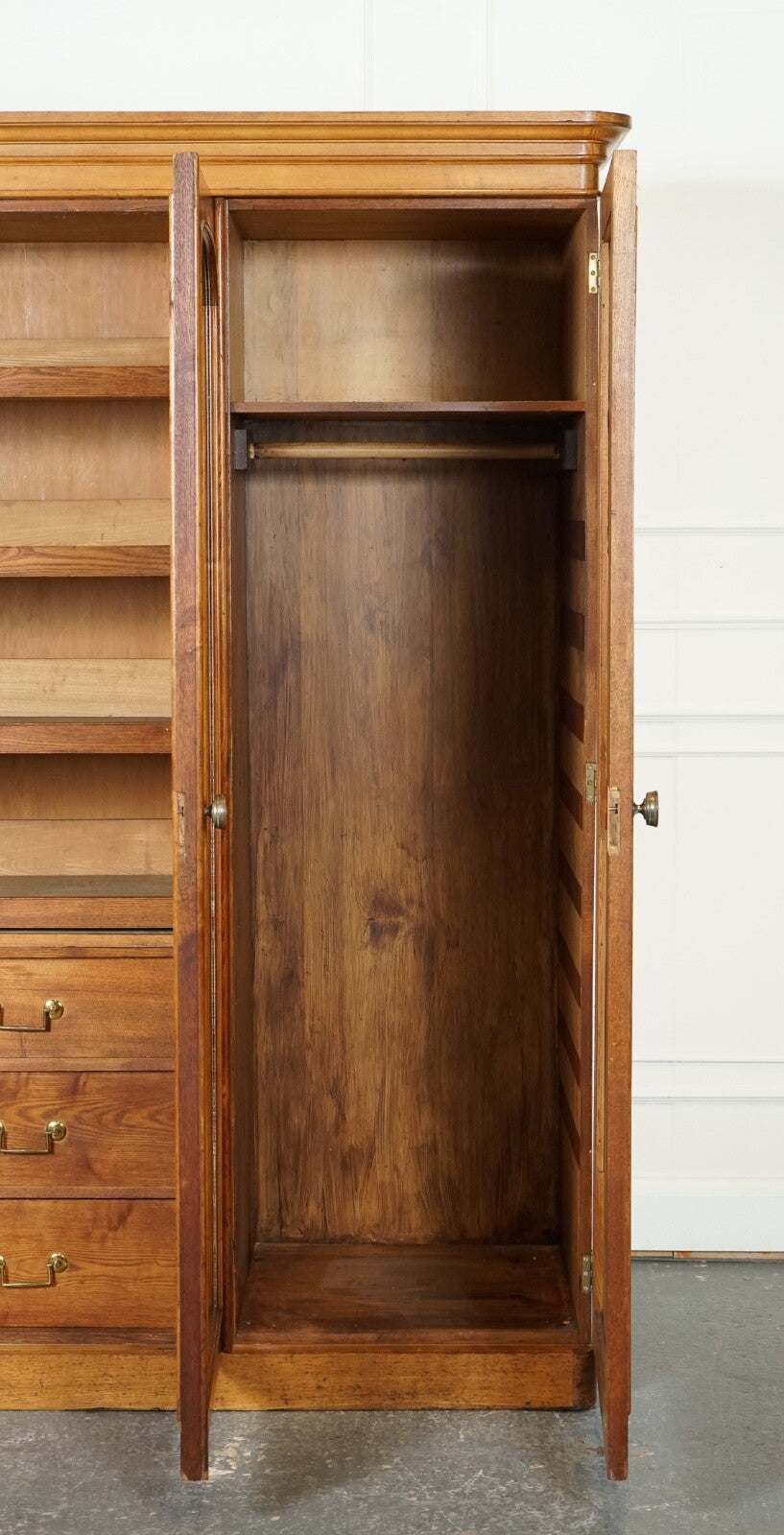 LATE ANTIQUE VICTORIAN OAK TRIPLE WARDROBE MADE BY MARSH JONES & CRIBB CIRCA1890