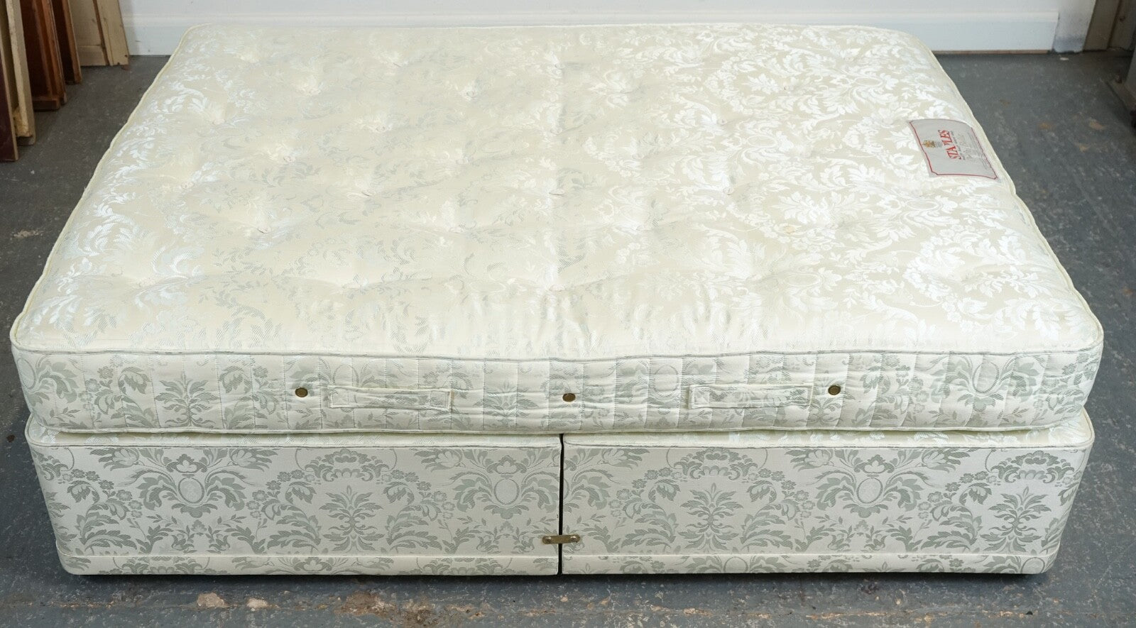 STAPLES & CO DOUBLE DIVAN & MATTRESS BED