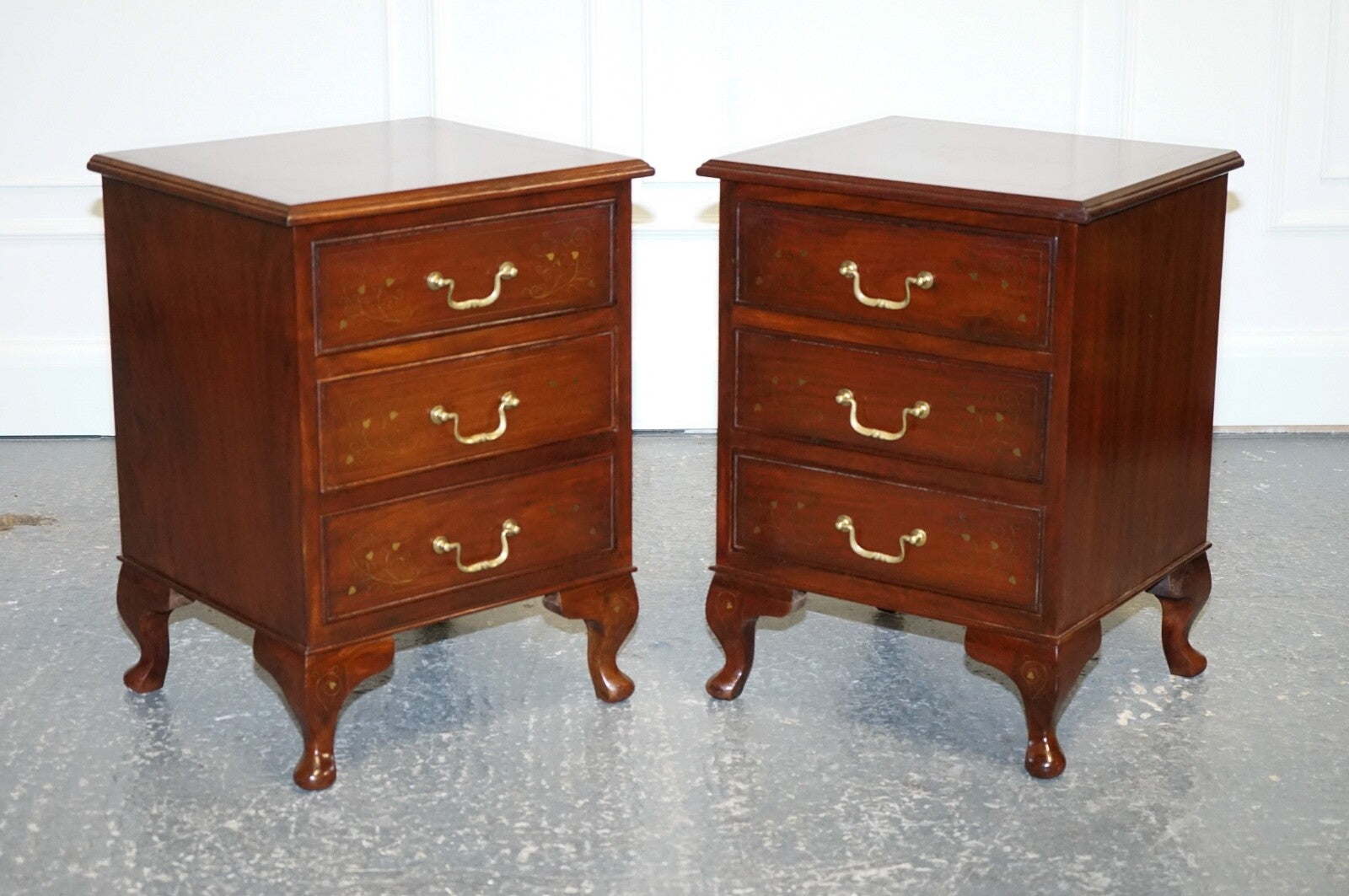 STUNNING PAIR OF BRASS INLIAD ANGLO INDIAN BEDSIDE TABLES NIGHTSTANDS