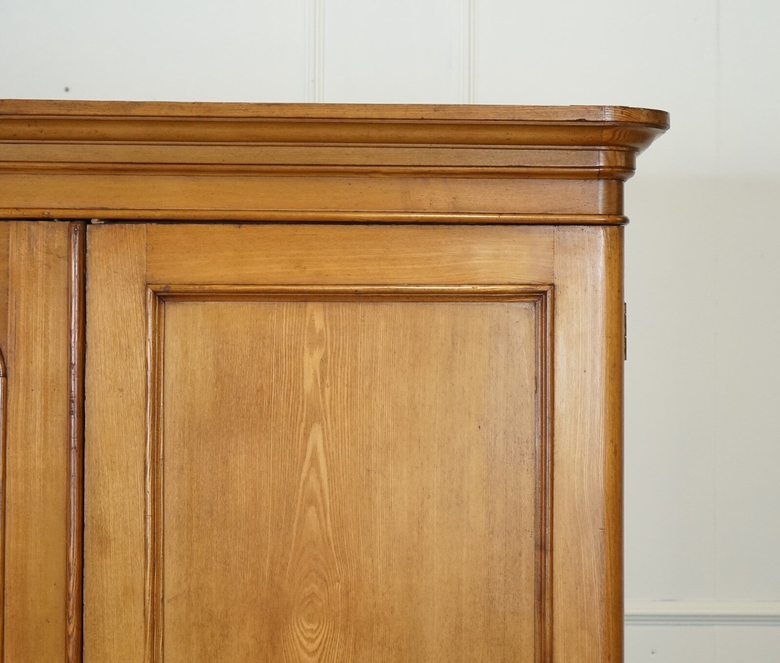 LATE ANTIQUE VICTORIAN OAK TRIPLE WARDROBE MADE BY MARSH JONES & CRIBB CIRCA1890
