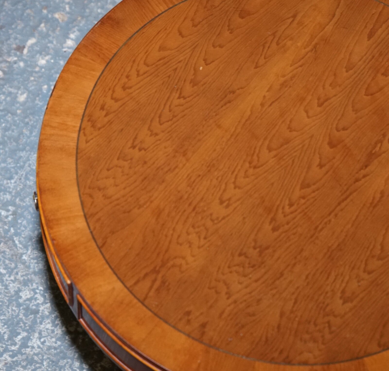 VINTAGE YEW WOOD CIRCULAR DRUM END SiDE LAMP TABLE