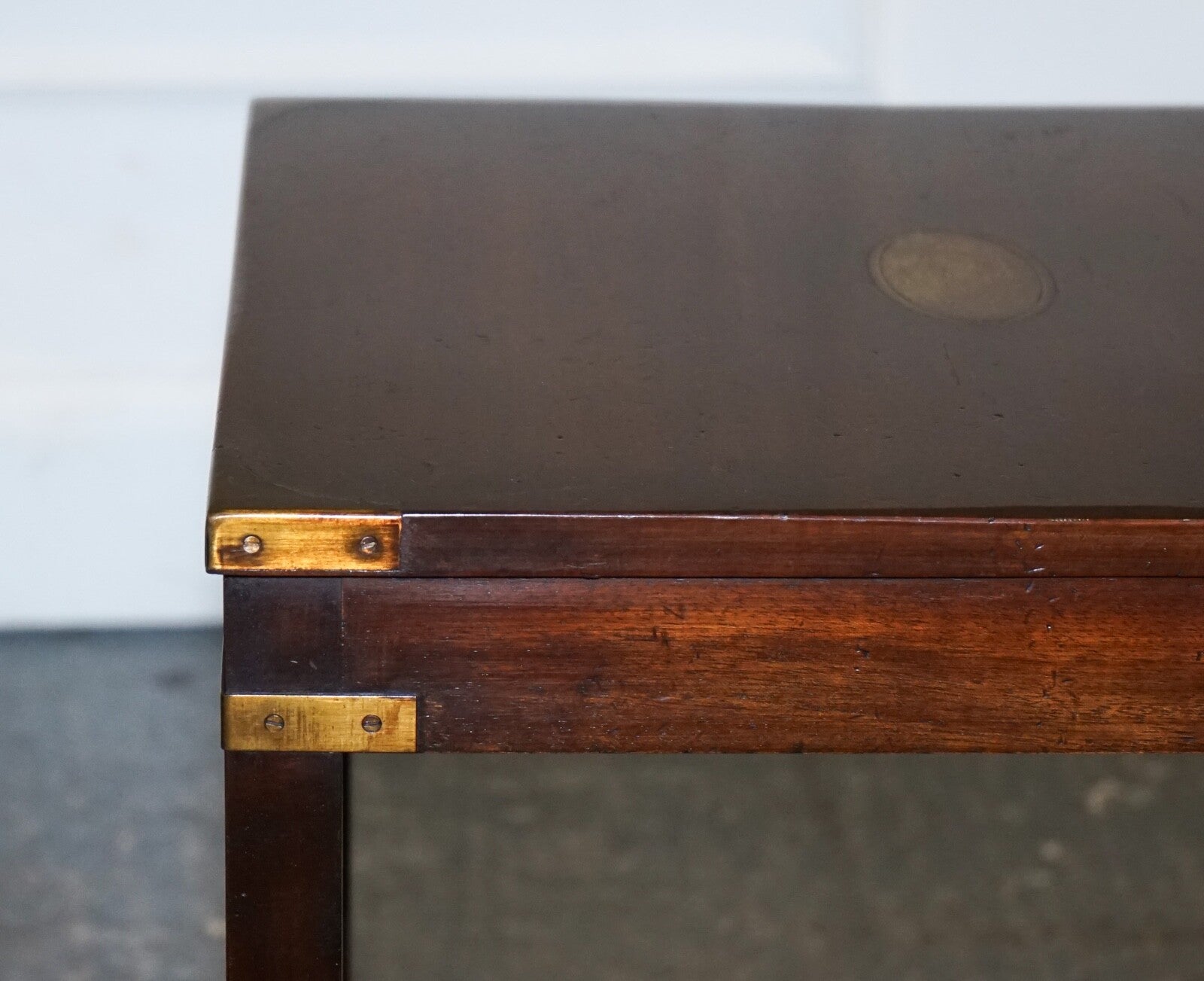 FINE ENGLISH PAIR OF BEVAN FUNNELL MILITARY CAMPAIGN NiGHTSTANDS END SIDE TABLES
