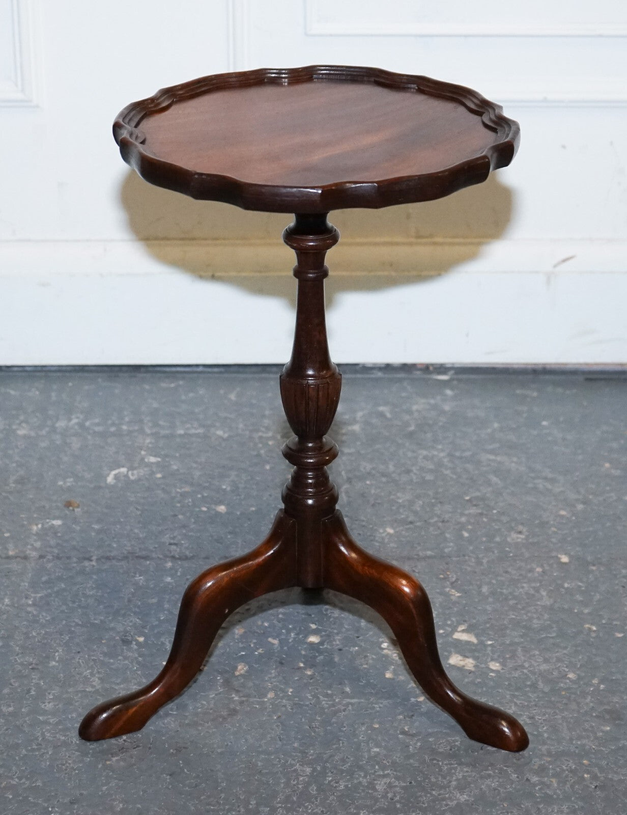 LOVELY  FLAMED MAHOGANY PIECRUST TOP SIDE END WINE TRIPOD TABLE
