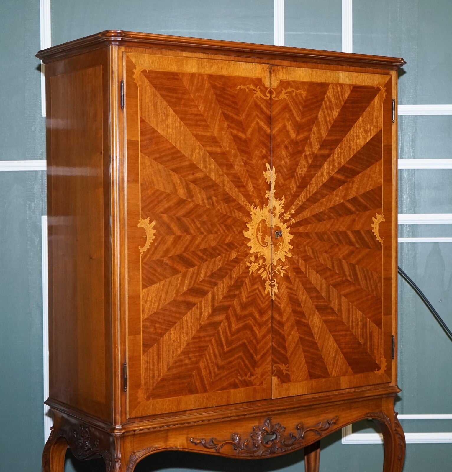 GORGEOUS FRENCH WALNUT PARQUETRY DRINKS COCKTAIL BAR CABINET CUPBOARD