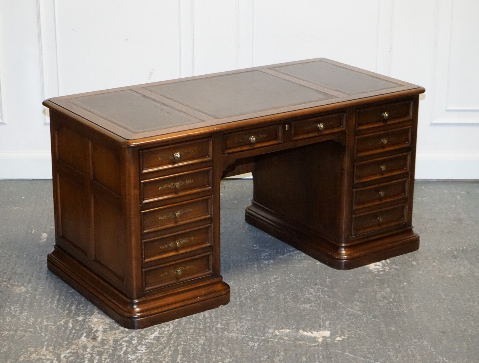 VINTAGE HEKMAN USA TWIN PEDESTAL DESK WITH BROWN LEATHER TOP BRASS HANDLES