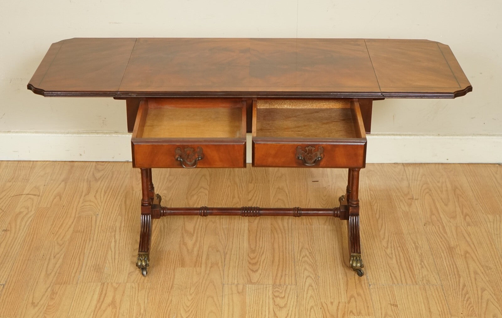 LOVELY VINTAGE FLAMED MAHOGANY EXTENDING DROP LEAF SIDE END TABLE