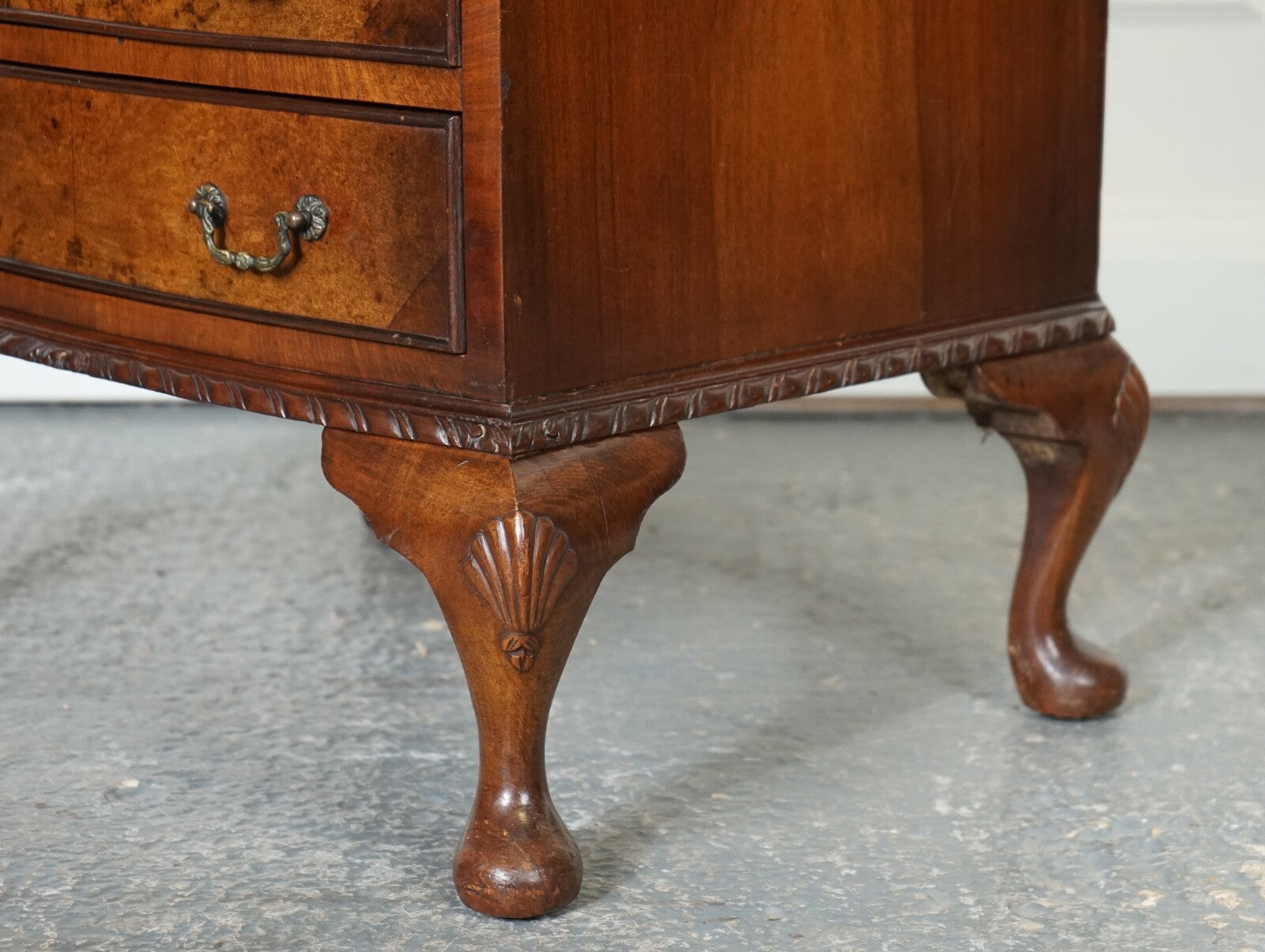 FIGURED VICTORIAN WALNUT BOW FRONTED CHEST OF DRAWERS RAISED ON QUEEN ANNE LEGS