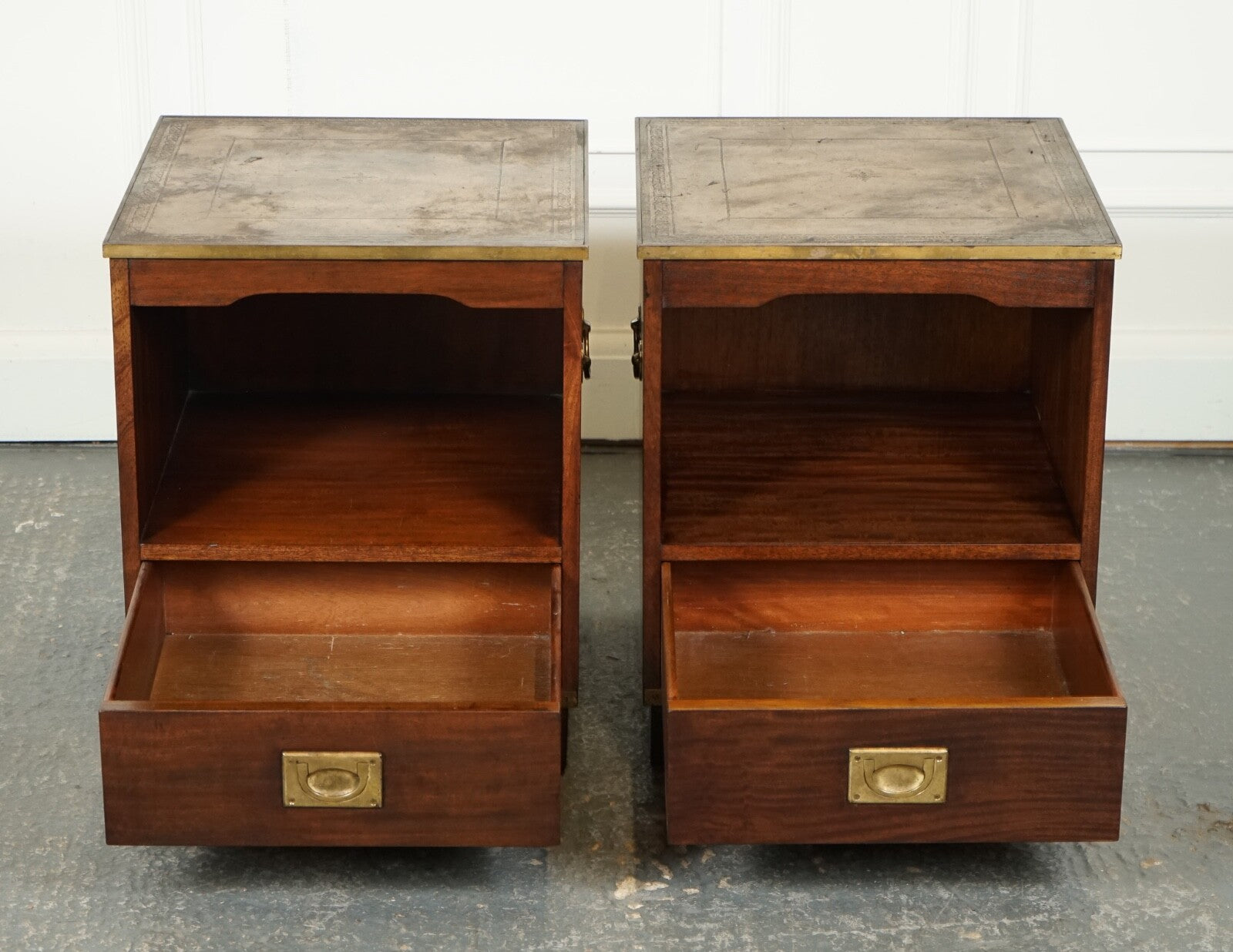 VINTAGE PAIR OF MILITARY CAMPAIGN BEDSIDE TABLES NIGHTSTANDS BROWN LEATHER TOPJ1