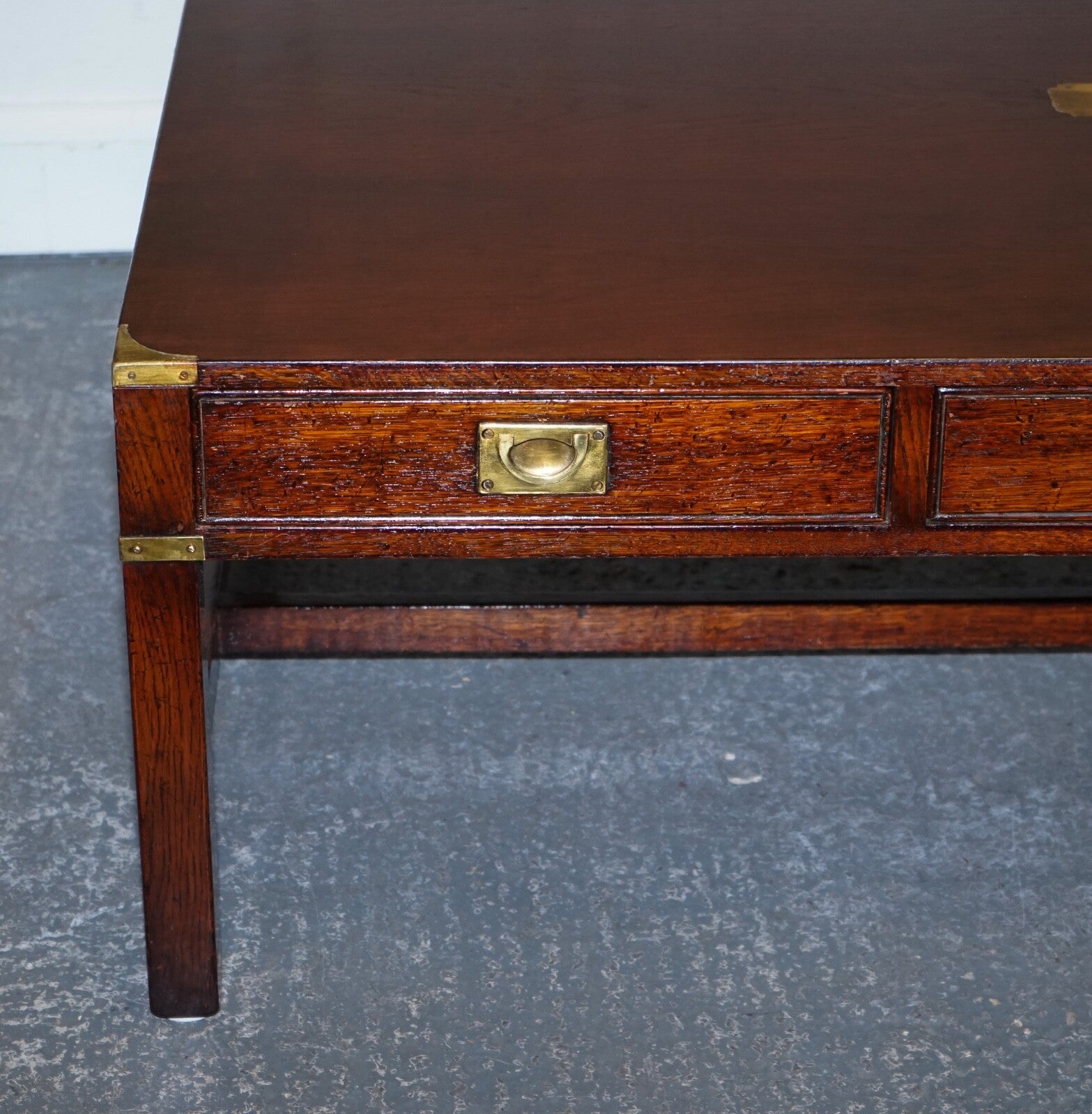 STUNNING MILITARY CAMPAIGN REH KENNEDY COFFEE TABLE WITH THREE DEEP DRAWERS