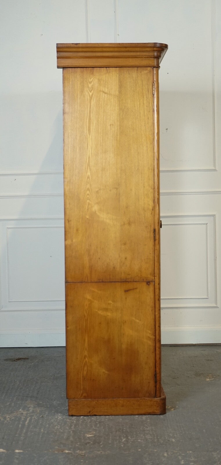 LATE ANTIQUE VICTORIAN OAK TRIPLE WARDROBE MADE BY MARSH JONES & CRIBB CIRCA1890
