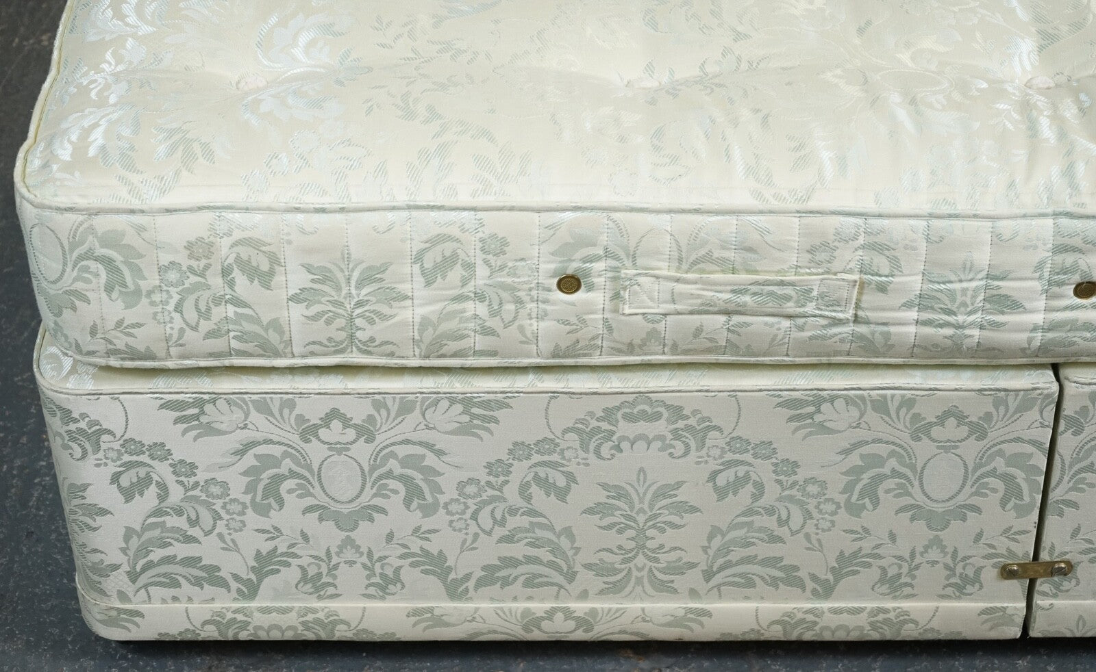 STAPLES & CO DOUBLE DIVAN & MATTRESS BED