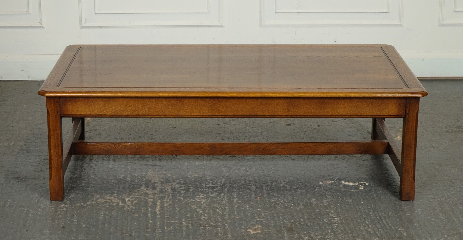 STUNNING LARGE OAK VINTAGE COFFEE TABLE WITH NICE GRAIN OAK TOP AND H FRAME