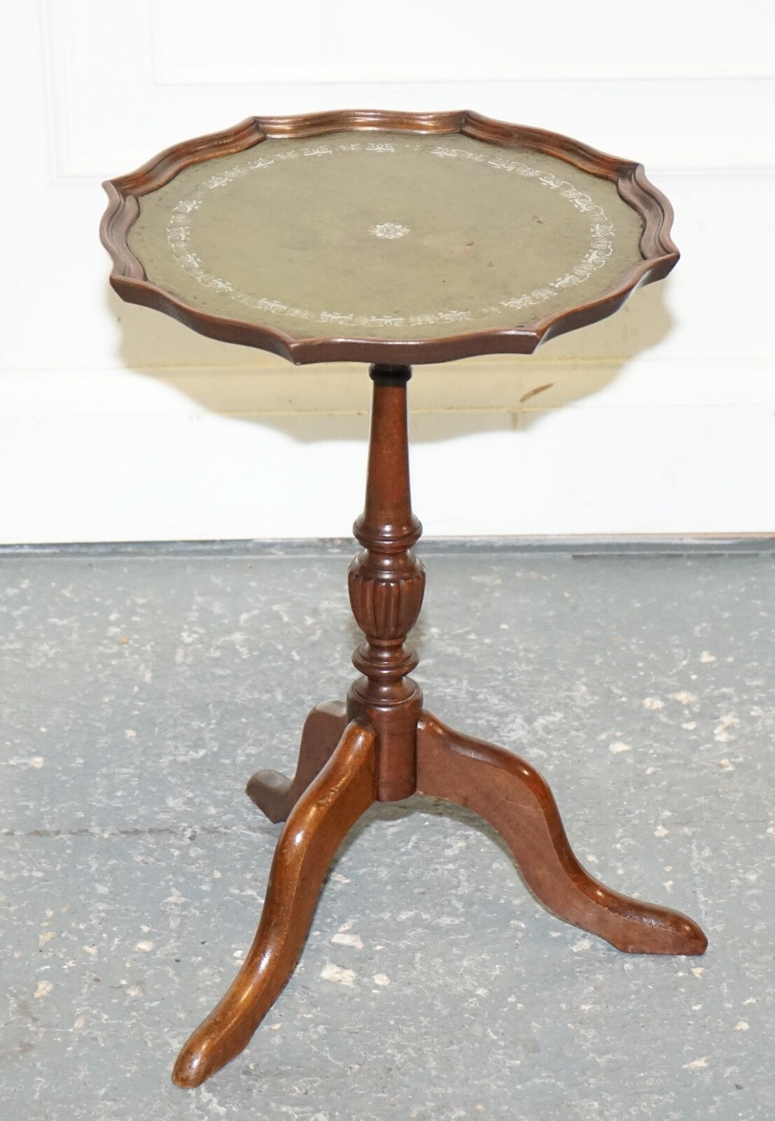 LOVELY VINTAGE GREEN LEATHER TOP PLANT WINE SIDE STAND ON TRIPOD FEET