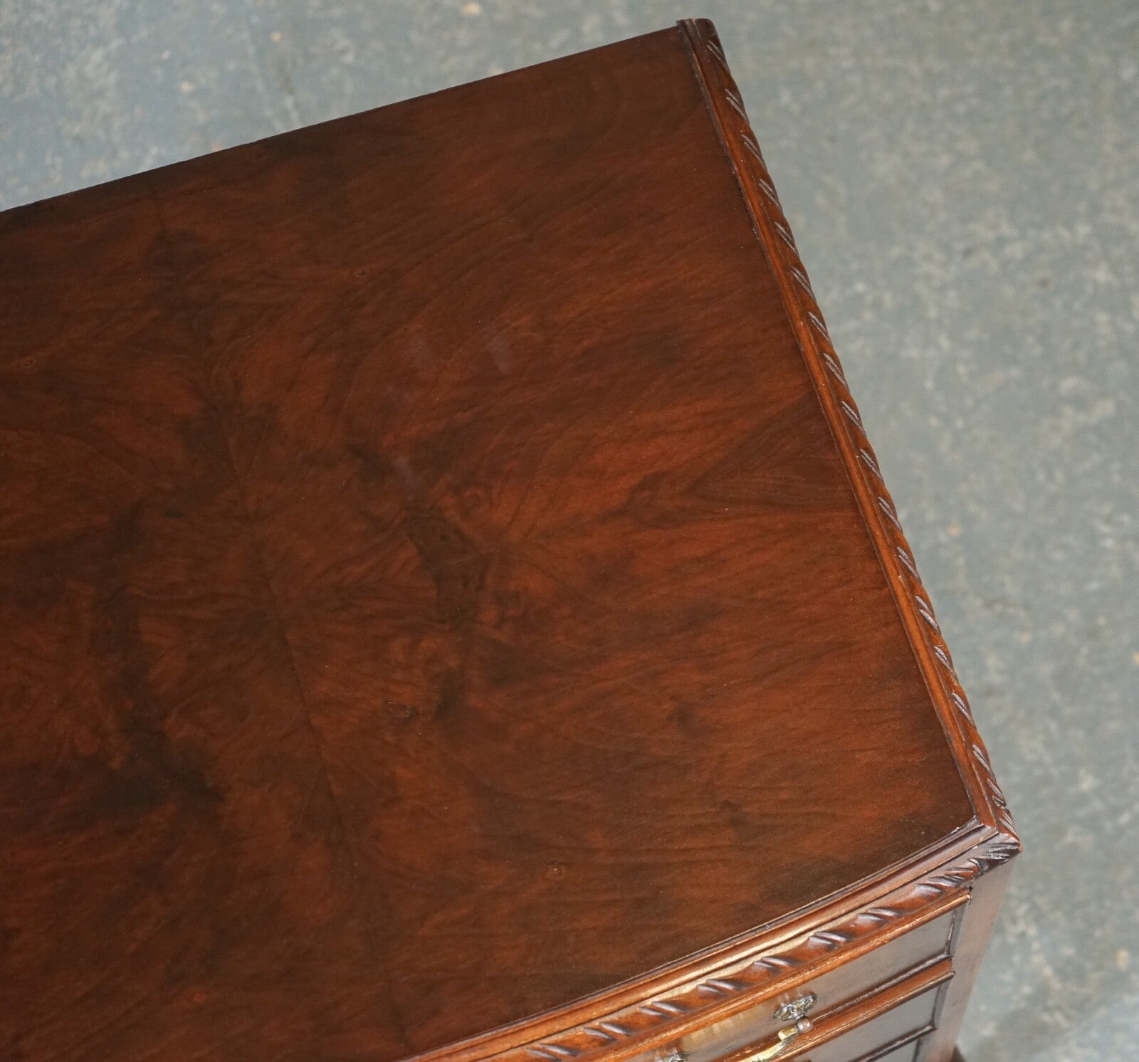 FIGURED VICTORIAN WALNUT BOW FRONTED CHEST OF DRAWERS RAISED ON QUEEN ANNE LEGS